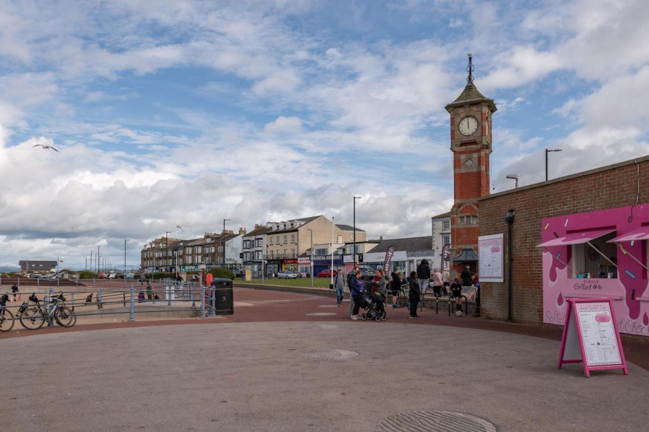 The Croston Balcony Apartment- Morecambe Central Promenade, Beach Front And Sea Views Exteriér fotografie